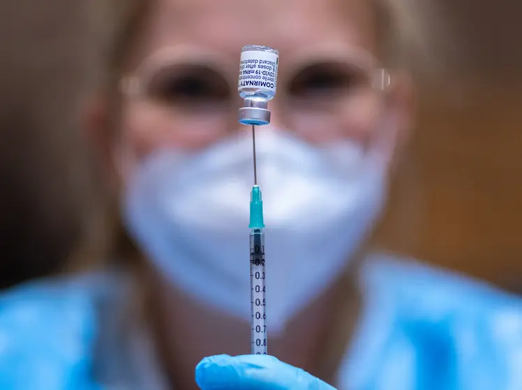 11 March 2021, Austria, Schwaz: A medic prepares a COVID-19 vaccine jab during a vaccination campaign that offers all residents in the Schwaz district a coronavirus jab in a European pilot project to test how well vaccination works against the variant emerging from South Africa. Photo: Expa/Johann Groder/APA/dpa