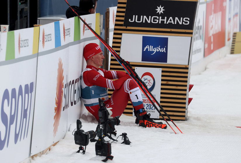 07 March 2021, Bavaria, Oberstdorf: Third-placed Alexander Bolshunov from Russia reacts in disappointment after his pole broke during the finish sprint of the men's 50 kilometre classical mass start event at the FIS Nordic World Ski Championships in Oberstdorf. Photo: Karl-Josef Hildenbrand/dpa