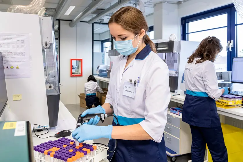 A health worker in a laboratory in the Helsinki region. Photo: @HUS.