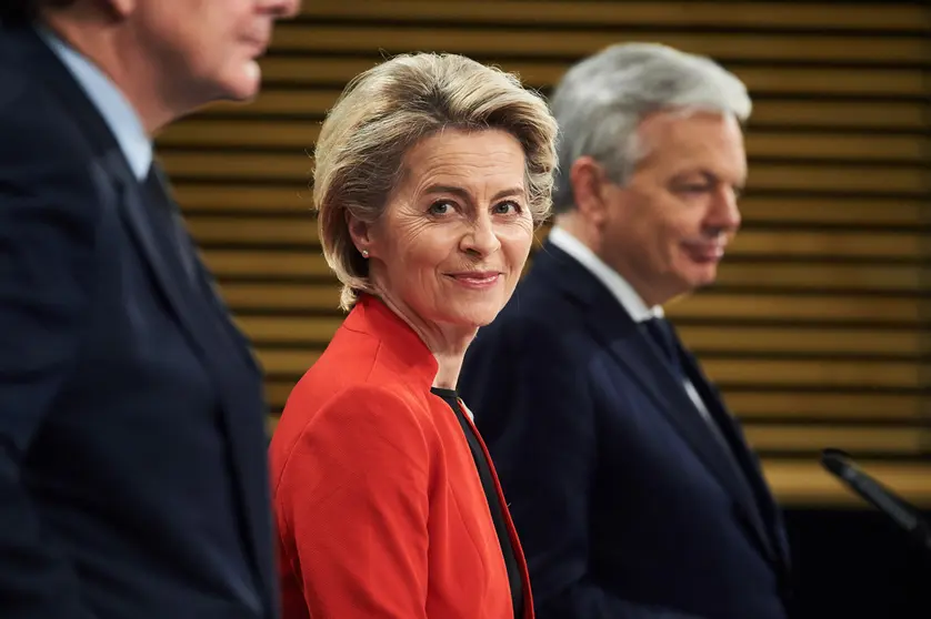 HANDOUT - 17 March 2021, Belgium, Brussels: European Commission President Ursula von der Leyen (C) attends a press conference on the Commission's response to COVID-19 and the EU new vaccine certificate. The European Commission on Wednesday proposed the introduction of a vaccine certificate - the Digital Green Certificate - which would be recognized by all 27 member states. Photo: Etienne Ansotte/European Commission/dpa - ATTENTION: editorial use only and only if the credit mentioned above is referenced in full