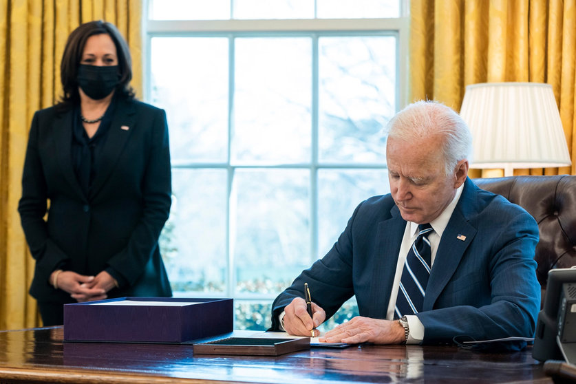 11 March 2021, US, Washington: US President Joe Biden (R) signs the American Rescue Plan into law as Vice President Kamala Harris looks on in the Oval Office at the White House. Photo: Adam Schultz/White House via Planet Pix via ZUMA Wire/dpa