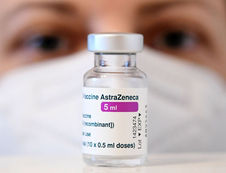 18 March 2021, Austria, Vienna: A health worker looks at a vial of AstraZeneca's coronavirus vaccine at a vaccination centre. The European Medicines Agency deems the use of AstraZeneca's Covid-19 vaccine safe despite blood clot reports. Photo: Helmut Fohringer/APA/dpa