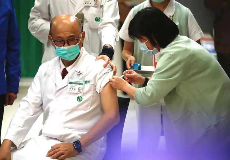 March 22, 2021, Taipei, Taiwan: Far Eastern Hospital Superintendent Mr Lin Fang-Yue (L) gets inoculation with the AstraZeneca vaccine, as Taiwan begins vaccinations at Far Eastern Hospital in Taipei..Medical workers including doctors and nurses, predominant officials and those aged 65 or above will be inoculated first across Taiwan whilst the Taiwanese vaccines remain clinical trials. (Credit Image: Daniel Tsang/SOPA Images via ZUMA Wire) Photo: Daniel Tsang/SOPA Images via ZUMA Wire/dpa.