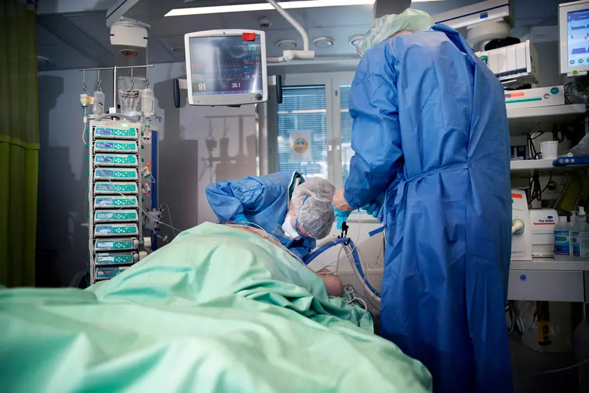 Helsinki hospital district doctors caring for a sick patient with Covid-19. Photo: @HUS.