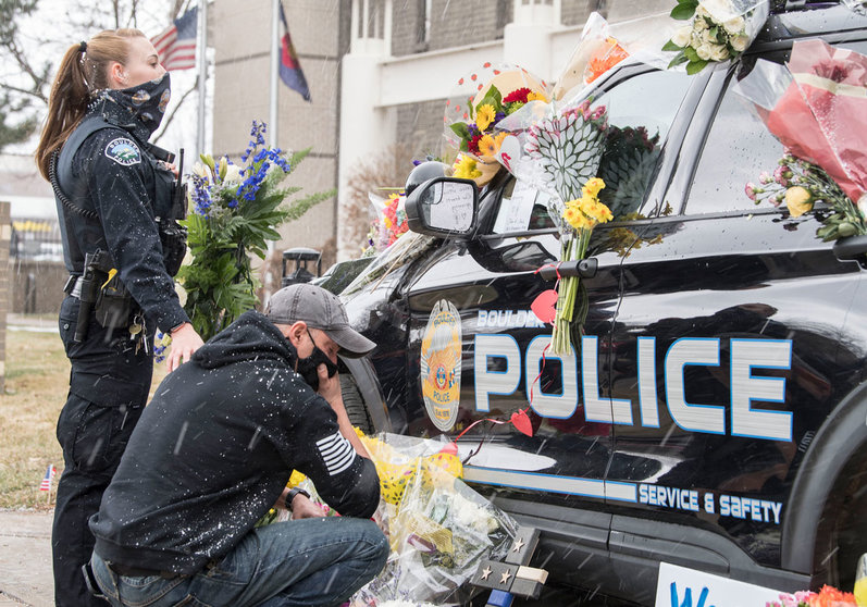23 March 2021, US, Boulder: Policemen mourn near the vehicle of police officer Eric Talley, who was among the 10 people killed by a gunman during a mass shooting at the King Soopers grocery store. Photo: Pj Heller/ZUMA Wire/dpa