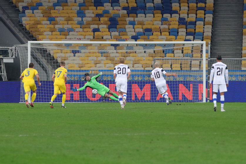 28 March 2021, Ukraine, Kiev: Finland Teemu Pukki (2nd R) scores his side's first goal from a penalty kick during the FIFA 2022 World Cup European Qualifiers Group D football match between Ukraine vs Finland at the National Sports Complex. Photo: -/Ukrinform/dpa