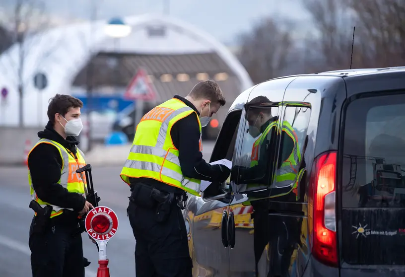 28 March 2021, Bavaria, Kiefersfelden: Federal police officers check travellers entering Germany from Austria on the 93 motorway at the Kiefersfelden border crossing. The Czech Republic and Tyrol in Austria are no longer considered virus variant areas as of 28 March 2021, according to the risk classification of the Robert Koch Institute. Photo: Sven Hoppe/dpa