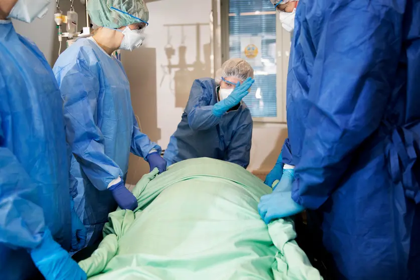 Medics from the Helsinki-Uusimaa hospital district treating a patient. Photo: @HUS.