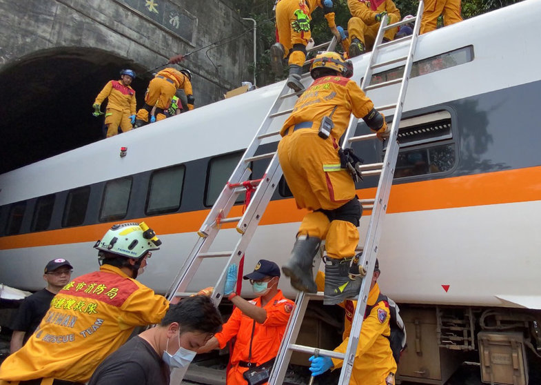 02 April 2021, Taiwan, Hualien: Rescue members of the Keelung City Fire Department search for people who are stranded and injured in compartments after a train carrying 490 people derailed in a tunnel north of Hualien, Taiwan. At least 66 were injured and 48 others were killed, according to Taiwan’s National Fire Agency. Photo: Keelung City Fire Department/ZUMA Wire/dpa