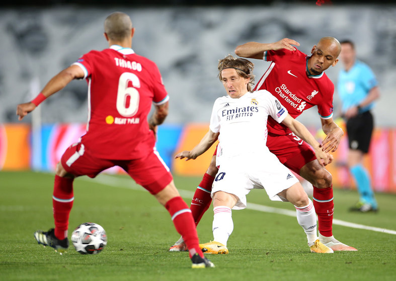 06 April 2021, Spain, Madrid: Real Madrid's Luka Modric battles for the ball with Liverpool's Thiago Alcantara (L) and Fabinho during the UEFA Champions League quarter-final first leg soccer match between Real Madrid and Liverpool at the Alfredo Di Stefano Stadium. Photo: Isabel Infantes/PA Wire/dpa