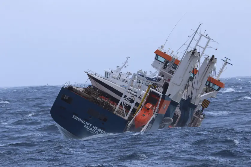 HANDOUT - 06 April 2021, Norway, Nordmeer: Dutch cargo ship Eemslift Hendrika, with around 350 tonnes of heavy oil and 50 tonnes of diesel on board, is seen drifting off the Norwegian coasts. Photo: -/Coast Guard Ship Sortland via NTB/dpa - ACHTUNG: Nur zur redaktionellen Verwendung und nur mit vollständiger Nennung des vorstehenden Credits