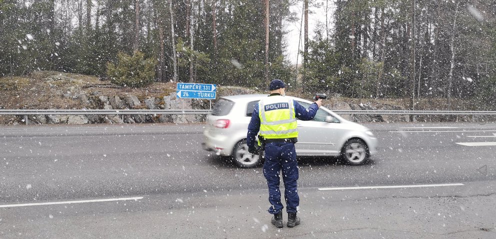 A police officer performing speed control duties on a Finnish highway. Photo: Twitter/@L_S_poliisi.