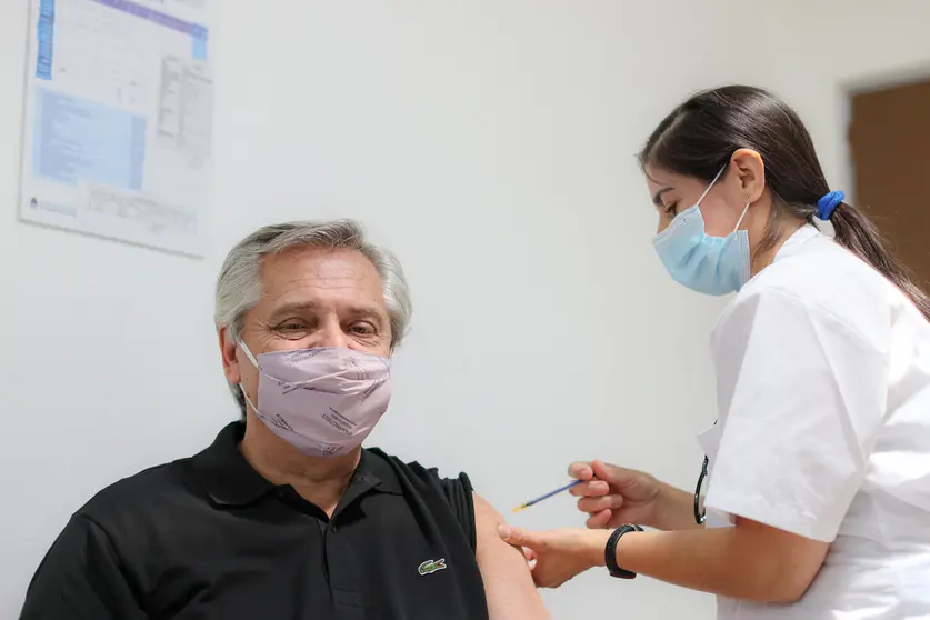 FILED - 21 January 2021, Argentina, Buenos Aires: In this image provided by Argentina's presidential office, Alberto Fernandez (L), president of Argentina, is administered the Russian anti-Corona vaccine Sputnik V. Fernandez has tested positive for coronavirus (Covid-19), he said on Friday night, 2 April 2021. Photo: Esteban Collazo/Presidencia Argentina/dpa - ACHTUNG: Nur zur redaktionellen Verwendung im Zusammenhang mit der aktuellen Berichterstattung und nur mit vollständiger Nennung des vorstehenden Credits