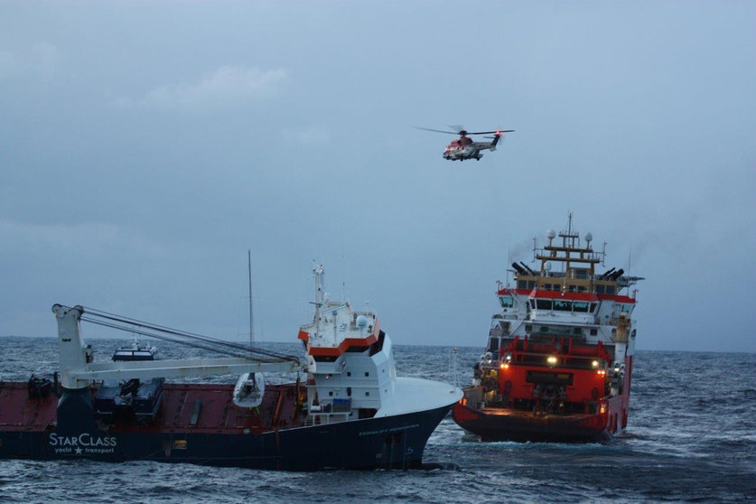 The dutch cargo ship Eemslift Hendrika is seen during the rescue operation. Photo: @kystvakten/KV Bergen.
