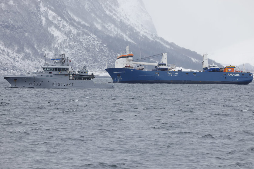 08 April 2021, Norway, Alesund: Dutch cargo ship Eemslift Hendrika is seen drifting off the Norwegian coast. The vessel, currently in distress at the North Sea, is in the care of two tugboats on its way towards land. Photo: Svein Ove Ekornesvåg/NTB/dpa