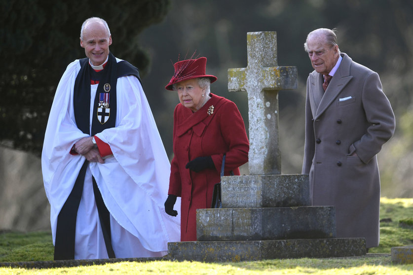 FILED - 04 February 2018, United Kingdom, West Newton: Queen Elizabeth II (C) and Prince Philip, the Duke of Edinburgh, with Canon Jonathan Riviere (L) attended St Peter and Paul Church in West Newton. Prince Philip died on Friday at the age of 99. Photo: Joe Giddens/PA Wire/dpa
