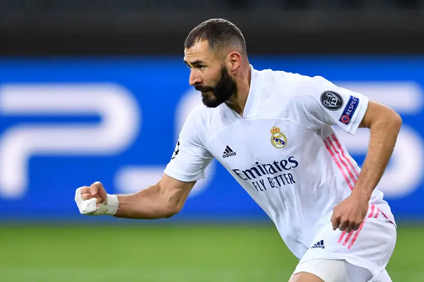 FILED - Fußball: Champions League, Gruppenphase, Gruppe B, 2. Spieltag, Borussia Mönchengladbach - Real Madrid im Stadion im Borussia-Park. Karim Benzema von Madrid jubelt nach seinem Treffer zum 2:1. Photo: Marius Becker/dpa