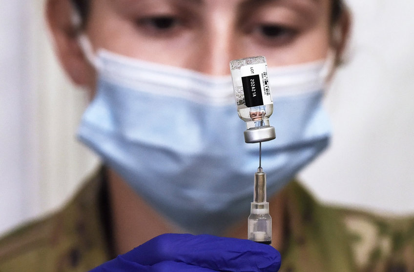 10 April 2021, US, Orlando: An Army medic fills a syringe with Johnson & Johnson coronavirus (COVID-19) vaccine at a vaccination site. Photo: Paul Hennessy/SOPA Images via ZUMA Wire/dpa