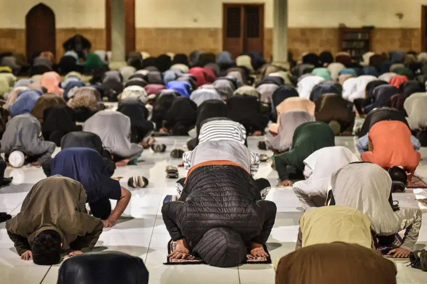 12 April 2021, Egypt, Cairo: Muslims perform the first 'Tarawih' evening prayers of the holy fasting month of Ramadan At Al-Azhar Mosque. Muslims around the world celebrate the holy month of Ramadan, the ninth and holiest month of the Islamic calendar, in which believers refrain from eating, drinking, smoking and having sex from dawn to dusk. Photo: Sayed Hassan/dpa