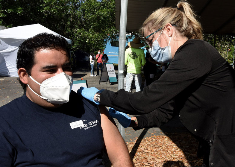 10 April 2021, US, Orlando: A nurse gives Edgar Garcia a shot of the Johnson & Johnson vaccine at a pop-up coronavirus (COVID-19) vaccination site in the parking lot at the Mexican Consulate in Orlando. Photo: Paul Hennessy/SOPA Images via ZUMA Wire/dpa