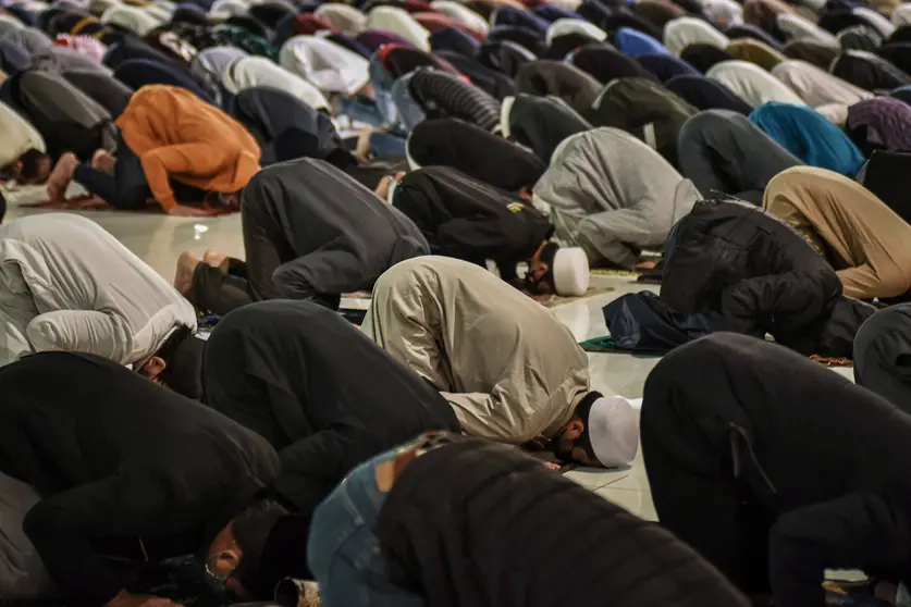 12 April 2021, Egypt, Cairo: Muslims perform the first 'Tarawih' evening prayers of the holy fasting month of Ramadan At Al-Azhar Mosque. Muslims around the world celebrate the holy month of Ramadan, the ninth and holiest month of the Islamic calendar, in which believers refrain from eating, drinking, smoking and having sex from dawn to dusk. Photo: Sayed Hassan/dpa