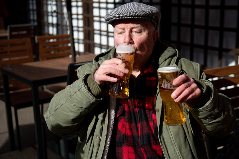 12 April 2021, United Kingdom, Birmingham: John Witts drinks beer at the Figure of Eight pub. Shops, hairdressers and outdoor restaurants are now allowed to reopen following the easing of the coronavirus restrictions across England. Photo: Jacob King/PA Wire/dpa