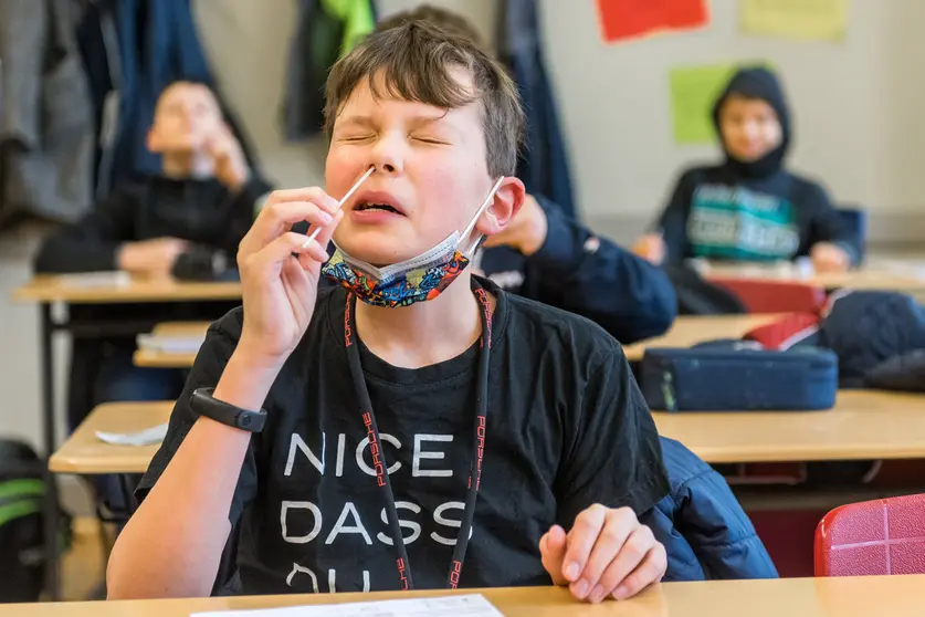 22 March 2021, Saxony-Anhalt, Halle: A student administers a coronavirus rapid test at Lyonel-Feininger-Gymnasium which is carried out for the first time by the students themselves. Photo: Holger John/dpa-Zentralbild/dpa