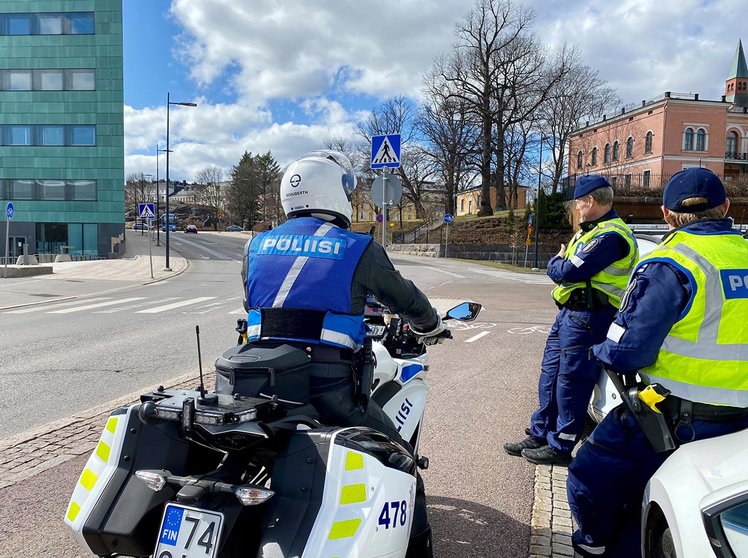 Police officers observing the movement of vehicles. Photo: Twitter/Helsinki Police.