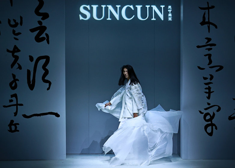 28 March 2021, China, Beijing: A model walks the runway during the collection show of the Chinese brand SANCUN during the 2021 FW China Fashion Week. Photo: -/ChinaImages via ZUMA Press/dpa