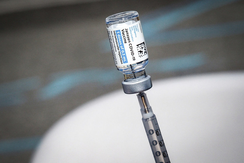 13 March 2021, US, New York: A health worker prepares a vial of the Johnson & Johnson Coronavirus vaccine at Pop-up Covid-19 vaccination site set up in a Baseball stadium parking lot. Photo: Bruce Cotler/ZUMA Wire/dpa