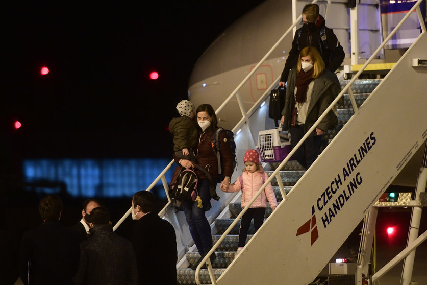 19 April 2021, Czech Republic, Prague: Czech diplomats and their families arrive at Ruzyne Airport after Russia expelled them in response to the decision of Czech authorities by expelling 18 Russian diplomats following their identification as spies over a 2014 ammunition depot explosion. Photo: Vondrou Roman/CTK/dpa