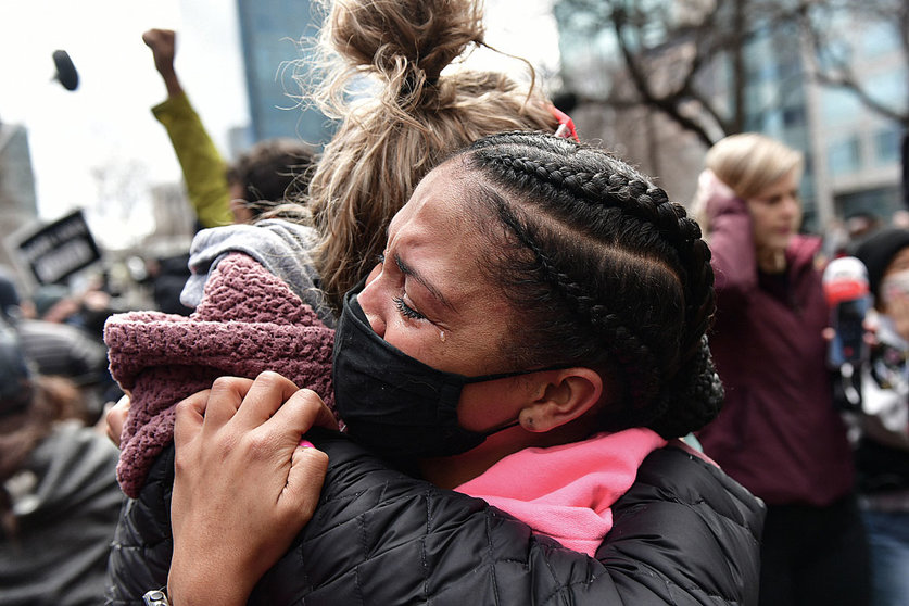 20 April 2021, US, Minneapolis: A woman breaks down in tears after Derek Chauvin, the former US police officer accused in the killing of George Floyd, a black man, has been found guilty on all three counts. Photo: Chris Tuite/imageSPACE via ZUMA Wire/dpa