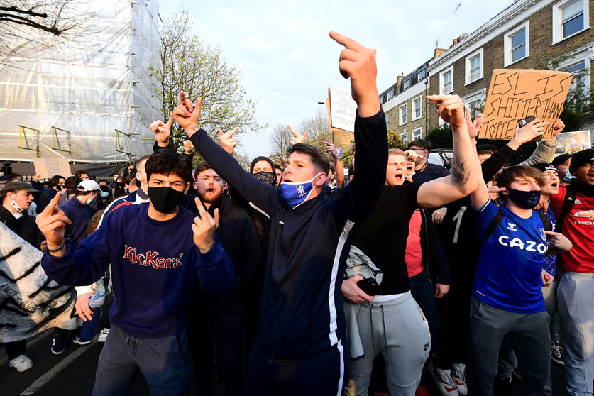 20 April 2021, United Kingdom, London: Fans protest against Chelsea's involvement in the new European Super League outside Stamford Bridge. Photo: Ian West/PA Wire/dpa