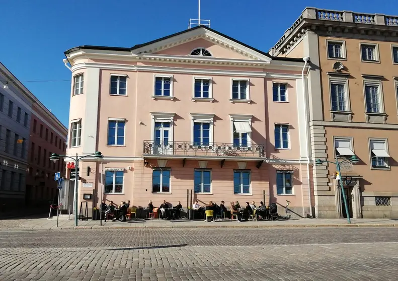 Customers enjoying a terrace on 19 April, the day of the reopening of restaurants in Helsinki. Photo: Foreigner.fi.