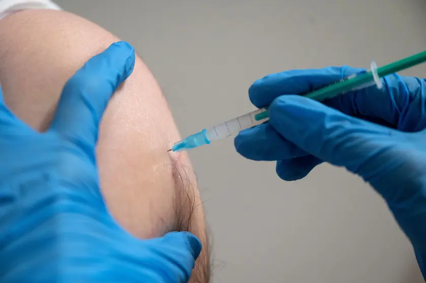 15 April 2021, Baden-Wuerttemberg, Stuttgart: An employee of the Coronavirus vaccination center of the Klinikum Stuttgart inoculates a vaccine with a dose of the vaccine Moderna. Photo: Marijan Murat/dpa