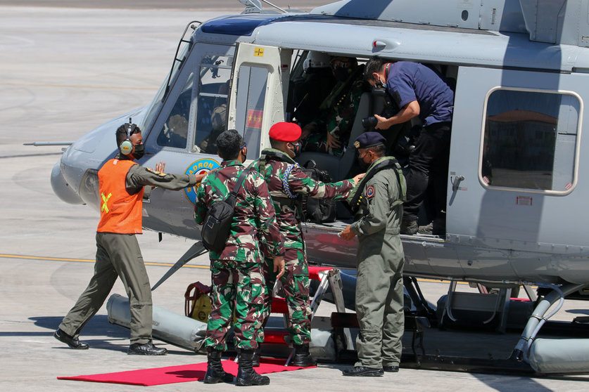 25 April 2021, Indonesia, Badung: Commander of the Indonesian Armed Force General Hadi Tjahjanto departs from Bali Ngurah Rai Air Force Base to the location of missing submarine with a helicopter after a press conference held to announce that an Underwater Remotely Operated Vehicle (ROV) found the missing Indonesian submarine KRI Nanggala 402 split into three parts. All crew on board declared dead. The Indonesian submarine went missing on Wednesday while taking part in a torpedo drill in North Bali waters. Photo: Dicky Bisinglasi/ZUMA Wire/dpa