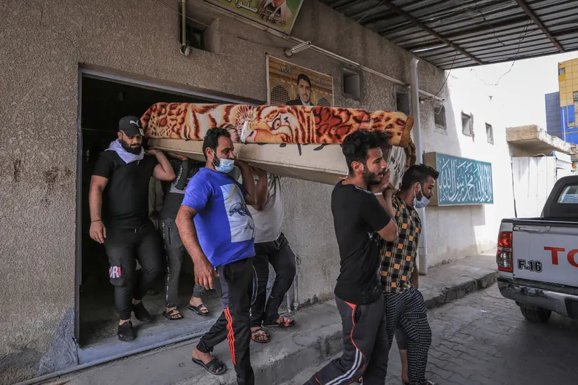 25 April 2021, Iraq, Baghdad: Mourners carry the coffin of Ali Khodeir Ibrahim, one of the COVID-19 patients who were killed in the blaze at Ibn al-Khatib Hospital, during his funeral in Baghdad. According to the Iraqi Interior Ministry, 82 people died and some 110 others were injured in the early Sunday blaze at the Ibn al-Khatib Hospital that looks after Covid-19 patients in south-eastern Baghdad. Photo: Ameer Al Mohammedaw/dpa