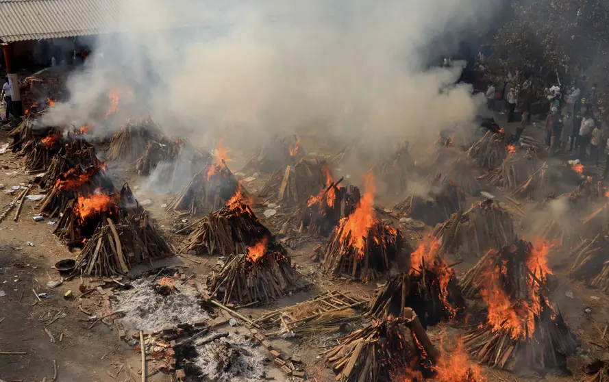 GRAPHICS - 26 April 2021, India, New Delhi: A view of a mass cremation of victims who died due to the coronavirus disease (COVID-19), at Ghazipur cremation ground in New Delhi. India saw a new global record of 352,991 daily new Covid-19 infections and 2,812 Covid-19 deaths on Monday as a second wave of the pandemic overwhelmed health systems. Photo: Naveen Sharma/SOPA Images via ZUMA Wire/dpa - ATTENTION: graphic content