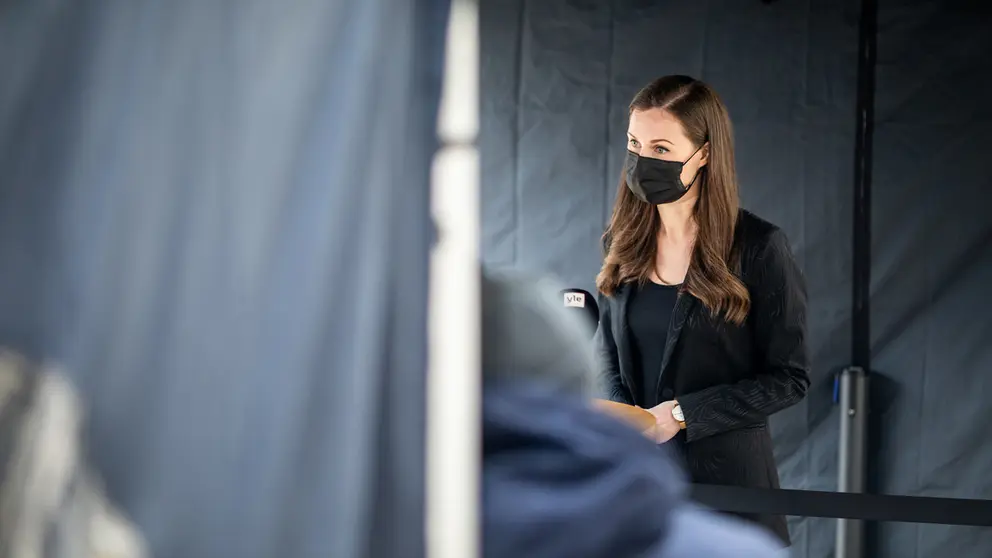 Prime Minister Sanna Marin speaks to the press during a break in negotiations. Photo: Laura Kotila/Vnk.