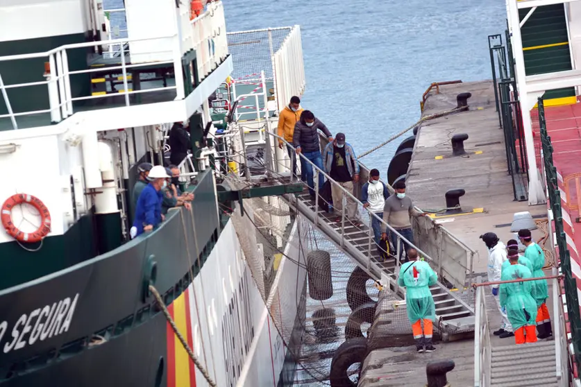 27 April 2021, Spain, Tenerife: The ocean-going vessel Rio Segura (patrol boat Maritime Service of the Guardia Civil members receive migrants at the port of Los Cristianos in the south of Tenerife after The ocean-going vessel Rio Segura (patrol boat of the Maritime Service of the Guardia Civil) rescue their boat. Photo: -/EUROPA PRESS/dpa