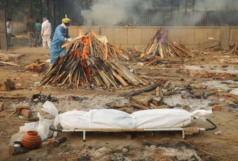 FILED - 28 April 2021, India, New Delhi: A body of a Coronavirus (Covid19) victim lays before the cremation at a crematorium in New Delhi. Photo: Naveen Sharma/SOPA Images via ZUMA Wire/dpa