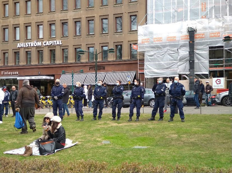 Police forces in Helsinki on May Day. Image: Twitter/@NannaIlopaa.