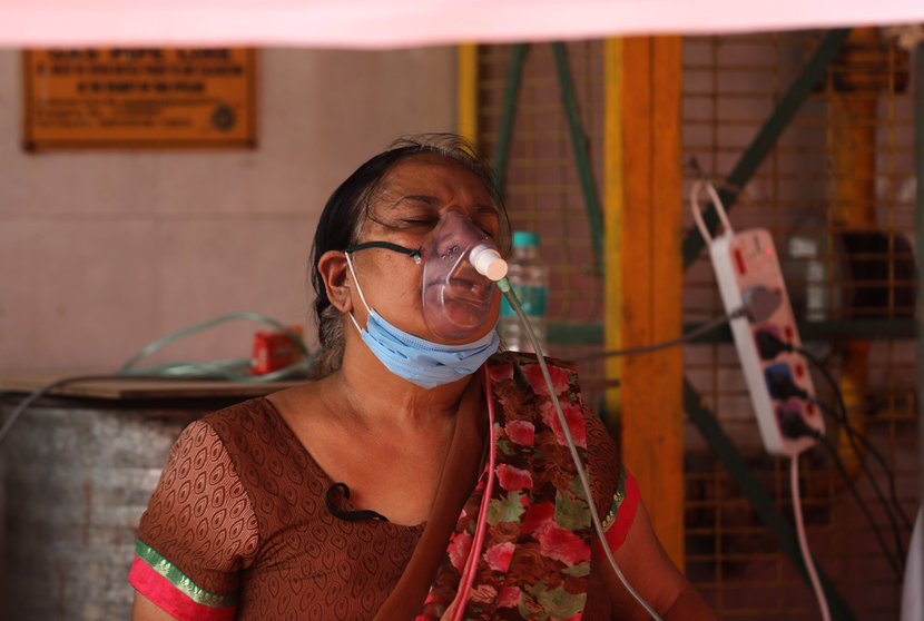 01 May 2021, India, New Delhi: A Covid-19 patient who is suffering from breathing difficulty breaths with the help of an oxygen mask outside a Gurudwara in New Delhi. India hit record numbers of Covid-19 infections for the sixth straight day as health system buckled amid shortage of medical oxygen and hospital beds. Photo: Naveen Sharma/SOPA Images via ZUMA Wire/dpa