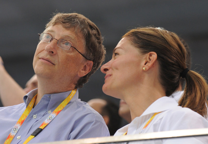 FILED - 10 August 2008, China, Beijing: Bill Gates (L), founder of Microsoft and his wife Melinda attend a swimming race during the 2008 Summer Olympics ​at the National Aquatics Center. Gates said in a tweet on Monday that he and his wife will be splitting up after 27 years. Photo: Bernd Thissen/dpa