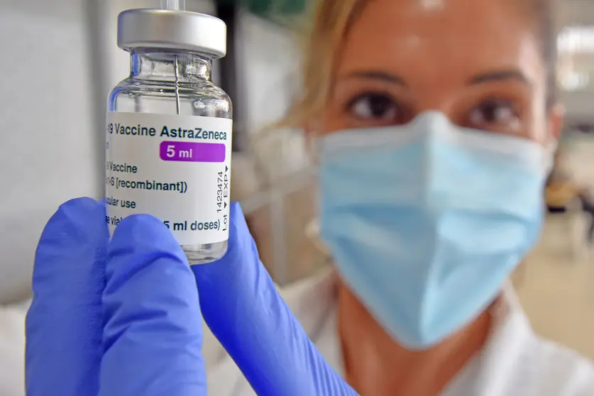 01 May 2021, Spain, Calafell: A nurse holds a vial of the AstraZeneca Coronavirus vaccine at the Joan Ortoll sports pavilion vaccination center. Photo: Ramon Costa/SOPA Images via ZUMA Wire/dpa