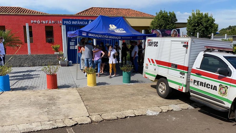 People gather in front of the Aquarela school where a young man attacked children and caregivers with bladed weapons. Photo: Policia Militar SC/dpa.