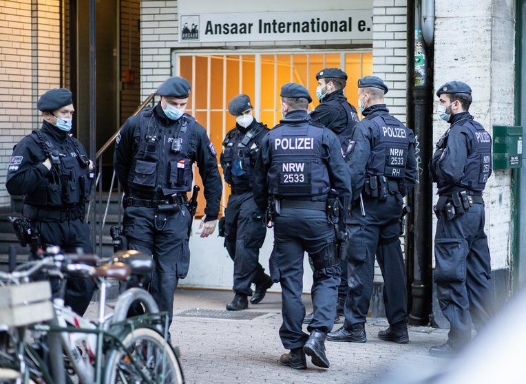05 May 2021, North Rhine-Westphalia, Duesseldorf: Police officers stand in front of the building of the Ansaar International association. German Interior Minister Horst Seehofer has banned the Islamist organization Ansaar International and several of its sub-organizations. Photo: Marcel Kusch/dpa