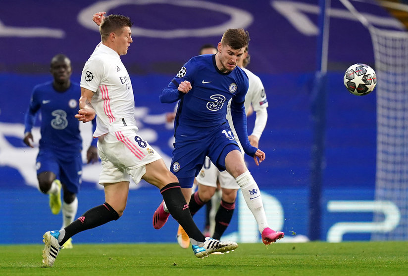 05 May 2021, United Kingdom, London: Real Madrid's Toni Kroos (L) and Chelsea's Timo Werner battle for the ball during the UEFA Champions League Semi-Final second leg soccer match between Chelsea FC and Real Madrid CF at Stamford Bridge. Photo: Adam Davy/PA Wire/dpa