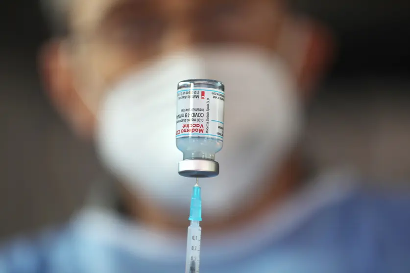 03 May 2021, North Rhine-Westphalia, Cologne: A healthcare worker prepares a dose of Moderna's COVID-19 vaccine in a Vaccination centre Photo: Oliver Berg/dpa