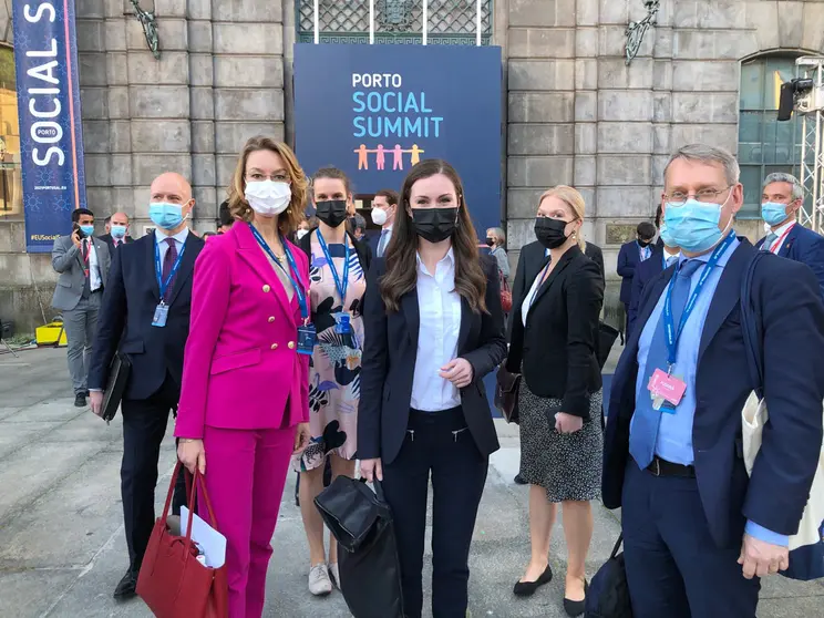 Prime Minister Sanna Marin (C) with Minister of European Affairs Tytti Tuppurainen (L) and members of the Finnish delegation. Photo: @SatuSuikkarik/Twitter.